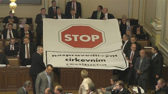 Poslanci SSD rozvinuli ve Snmovn nesouhlasný transparent Stop nespravedlivým