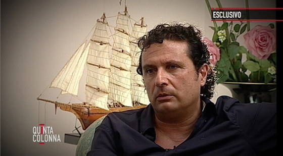 Zábr z televizního rozhovoru, který poskytl Francesco Schettino italské