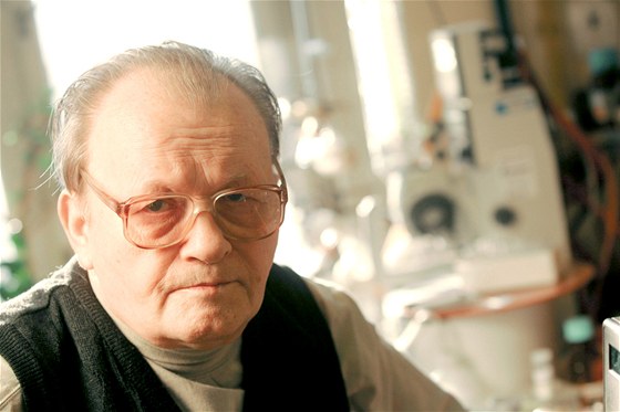 Svtoznámý chemik Antonín Holý na snímku z bezna 2005