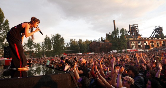 Na Colours se vrací zpvaka ZAZ, v souti mete vyhrát nejen volný vstup na festival, ale i setkání s ní. (Na snímku ZAZ v Ostav v roce 2012)