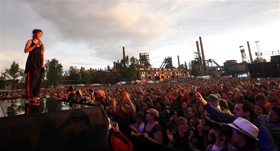 Mimoádnou symbiózu hudby a industiálu si letos na festivalu Colours of Ostrava uije u podruhé francouzská zpvaka ZAZ. Snímek ji zachycuje pi koncertu v roce 2012.