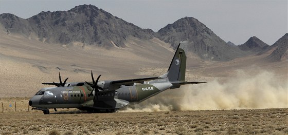 Pistání eského armádního letounu CASA na nezpevnném povrchu letit v Bulganu