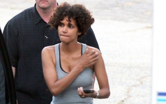 Halle Berry pi natáení filmu The Hive