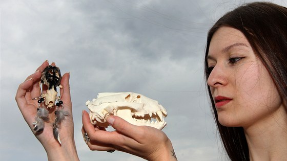 Elizabeth Karnethová z Liberce vytváí z kostí zvíat rzné výrobky.