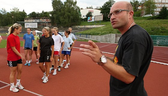 Trenér Jan Sala s házenkákami Zlína na zaátku letní pípravy