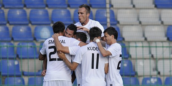 VEDEME. Fotbalisté Mladé Boleslavi se radují z gólu v utkání Evropské ligy