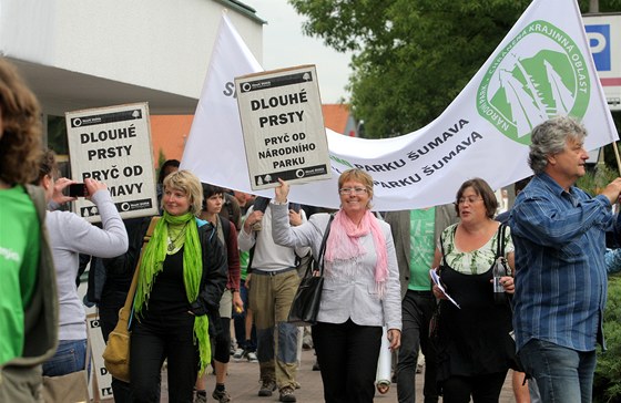 Píznivci ekologického hnutí Duha uspoádali v Hluboké nad Vltavou demonstraci...