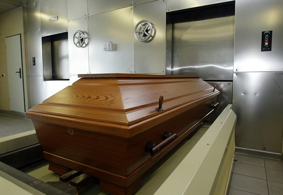 Rodie chtli mrtvého potomka pohbít, nemocnice poslala tlo na kremaci