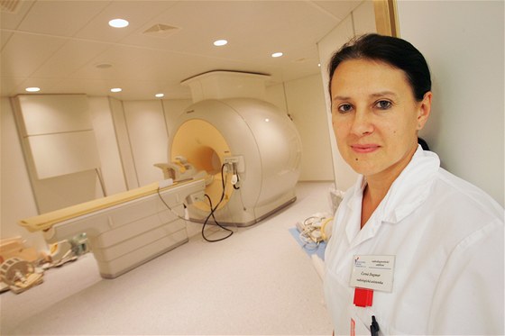 Radiologická asistentka Dagmar erná ped místností, ve které je nainstalovaný