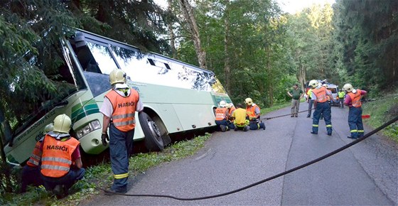 Hasii zajistili autobus proti pádu ze srázu a asistovali pi vyprotní.