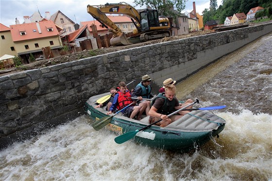 Vodáci na Vltav v eském Krumlov mohou od pondlí pouívat k sjídní jezu
