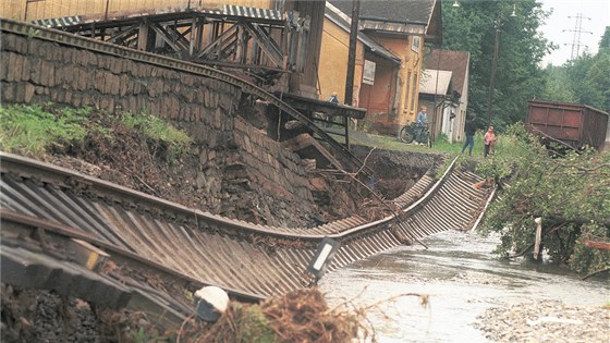 Takto vypadalo nádraí v Louné nad Desnou po niivých povodních roku 1997. Na základ nynjí dohody by se ti obce u eky Desné do roku 2020 mly dokat hrází.