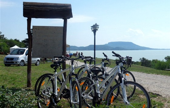 Ideálním zpsobem, jak poznat okolí Balatonu, je kolo. Kolem celého jezera vede...