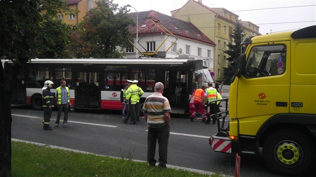 V Hloubtín se srazil autobus s tramvají.