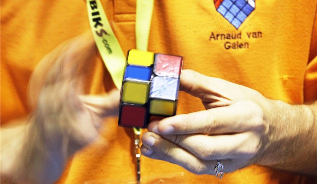 Rubikova kostka se v rukou mistr mní v barevné áry. 