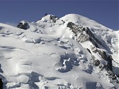 Mont Maudit (uprostřed) a Mont Blanc na archivním snímku Mont Maudit (uprostřed) a Mont Blanc na archivním snímku
