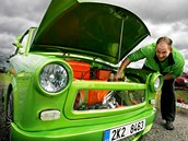 Zářivě zelený trabant zvaný Drobek. Na snímku je zřetelná průhledná maska Zářivě zelený trabant zvaný Drobek. Na snímku je zřetelná průhledná maska