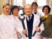 Světoznámý chemik Antonín Holý se svými asistenty na snímku z února 2003 Světoznámý chemik Antonín Holý se svými asistenty na snímku z února 2003