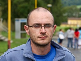 Aktivista Miroslav Bro na pevn romskm sdliti ve luknov.