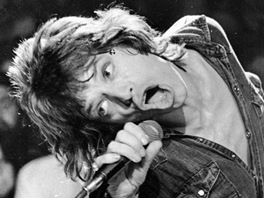Mick Jagger pi vystoupení Rolling Stones v roce 1972