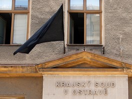 Nad vchody do ostravskho krajskho soudu vlaj ern prapory.