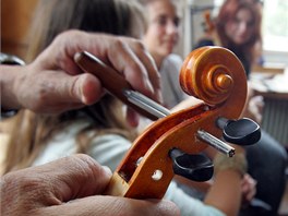 mezinárodní prázdninové kursy na houslaské, usazování kolík