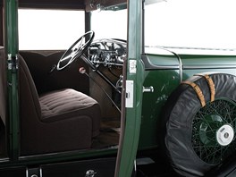 Zelený Cadillac V-8 Town Sedan, ve kterém jezdil gangster z Chicaga Al Capone,...