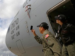 V britském Farnborough vrcholí aerosalon. Piloti Boeingu C-17 sledují Airbus...