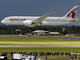 V britském Farnborough vrcholí aerosalon. Davy pihlíejí pistání Boeingu 787...