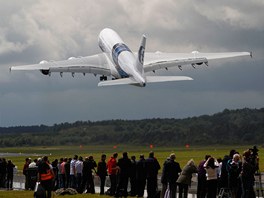 V britském Farnborough vrcholí aerosalon. Davy pihlíejí startu Airbusu A380. 