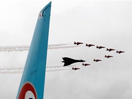 V britském Farnborough vrcholí aerosalon. Bombardovací Vulcan doprovází letku...