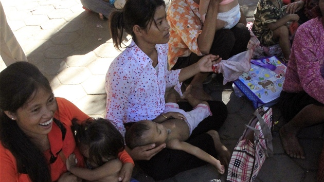 Kambodu suuje neznámá dtská nemoc (9. ervence 2012)