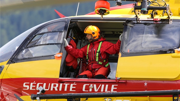 Helikoptéra záchraná se vrací z místa tragédie (12. ervence 2012)