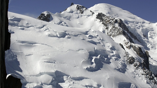 Mont Maudit (uprostřed) a Mont Blanc na archivním snímku Mont Maudit (uprostřed) a Mont Blanc na archivním snímku