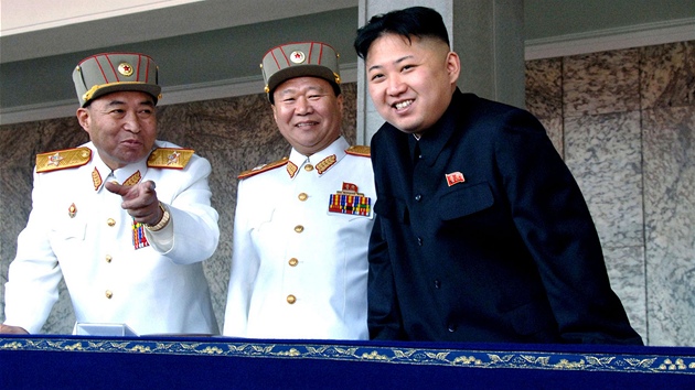 Severokorejsk vdce Kim ong-un a eln pedstavitel armdy o Rjong-haj (uprosted) a Ri Jong-ho (15. dubna 2012)