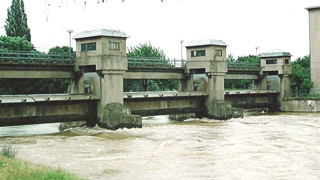 Hodonínský jez v polovině července 1997. Hodonínský jez v polovině července 1997.