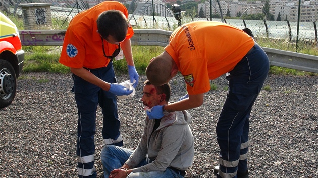 Policie zatýkala v praském Karlín. Pi zásahu se stílelo. 