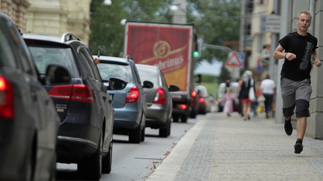 Kvli przdninovm opravm ulice Kolit v Brn stoj kolony aut i v centru msta. (16. ervenec 2012)