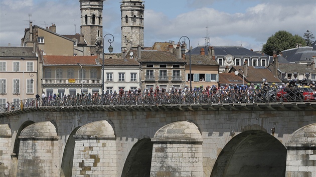 cyklistický peloton v prbhu 10. etapy Tour de France