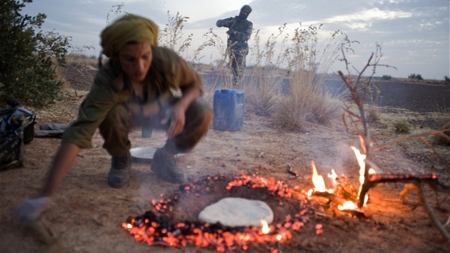 Tuaregov v Mali. Nomdt separatisti potkem roku 2012 jednostrann vyhlsili na severu Mali vlastn stt Azavad. Islamit je ale v ervenci vytlaili i z posledn baty.