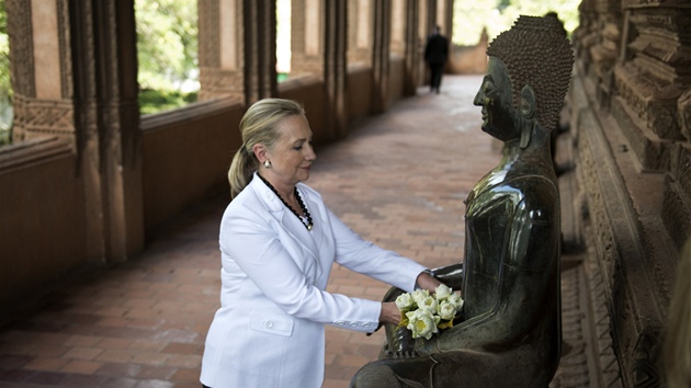Americk ministryn Hillary Clintonov pokld kvtiny k bkovi bhem prohldky jednoho z chrm ve Vientiane v Laosu (11. ervence 2012)