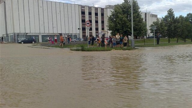 Na praskm sdliti Lhotka prasklo vodovodn potrub