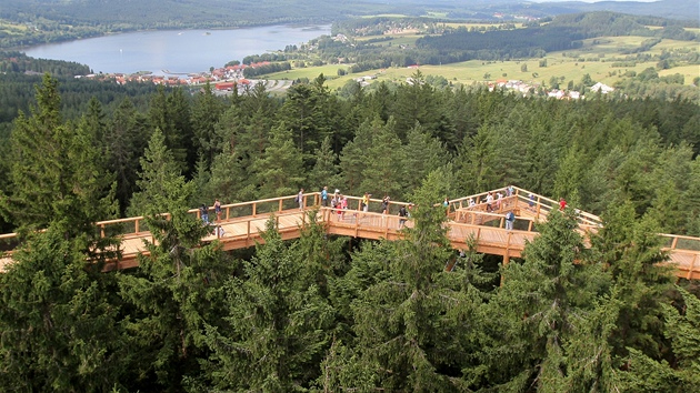 10. ervence byla na vrcholu Kramolna v Lipn nad Vltavou uvedena do provozu Stezka korunami strom. Jej soust je i vyhldkov v s toboganem.