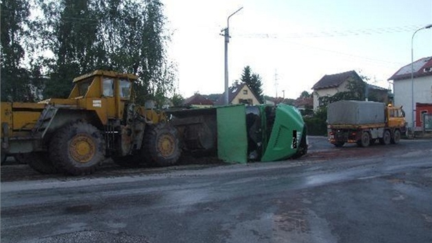 Silnin vlec zpsobil ve Vrchlab na nkladnch vozidlech a dopravnm znaen dvoumilionovou kodu (12. 7. 2012).