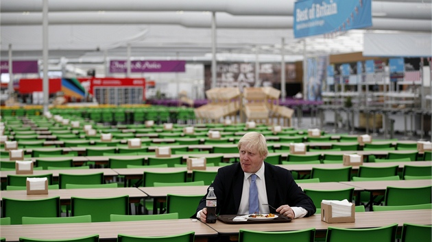 DOBROU CHU! Starosta Londna Boris Johnson na obd v kantn v olympijsk vesnici.