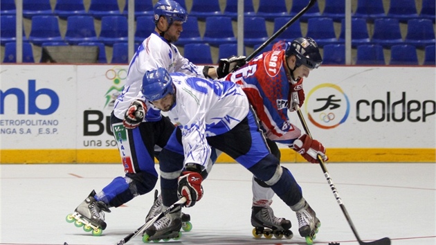 Moment z utkn o bronzovou medaili na mistrovstv svta v in-line hokeji mezi eskou republikou a Itli.