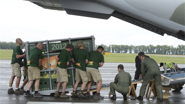 tyi transportn bedny s klisnami kon Pevalskho naloili pracovnci Zoo Praha do armdnho letounu CASA a ten s nimi nabral smr Mongolsko. (16.7.2012)