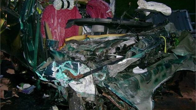 idi a spolujezdec osobnho auta zahynuli po srce s nkladnm vozem u Kvtnova na Havlkobrodsku. 
