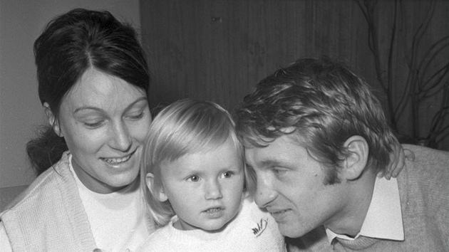 Jaroslav Holk vdy adil svoji rodinu na prvn msto. Na archivnm snmku z roku 1970 je s manelkou a dcerou Andreou, pozdji vbornou tenistkou.