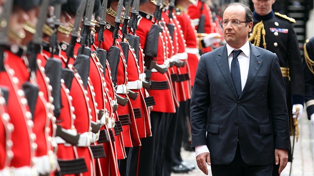 Francouzsk prezident Francois Hollande se na nvtv Velk Britnie setkal i s estnou str prvnho praporu jednotek Coldstream Guards. 